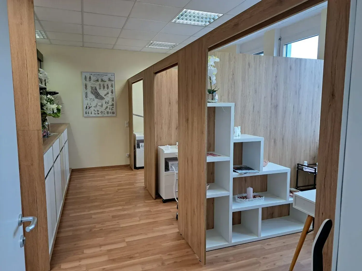 Blick in die hellen Behandlungsräume von Nina’s Beauty LOUNGE