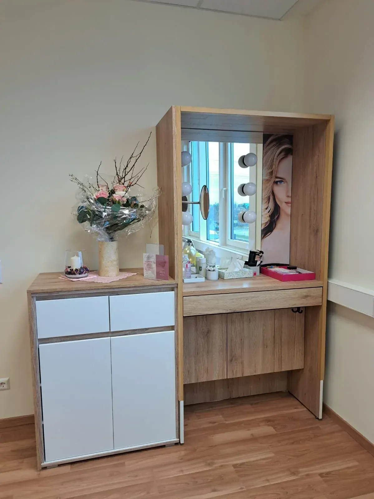 Schminkplatz mit beleuchtetem Spiegel im Beauty-Salon
